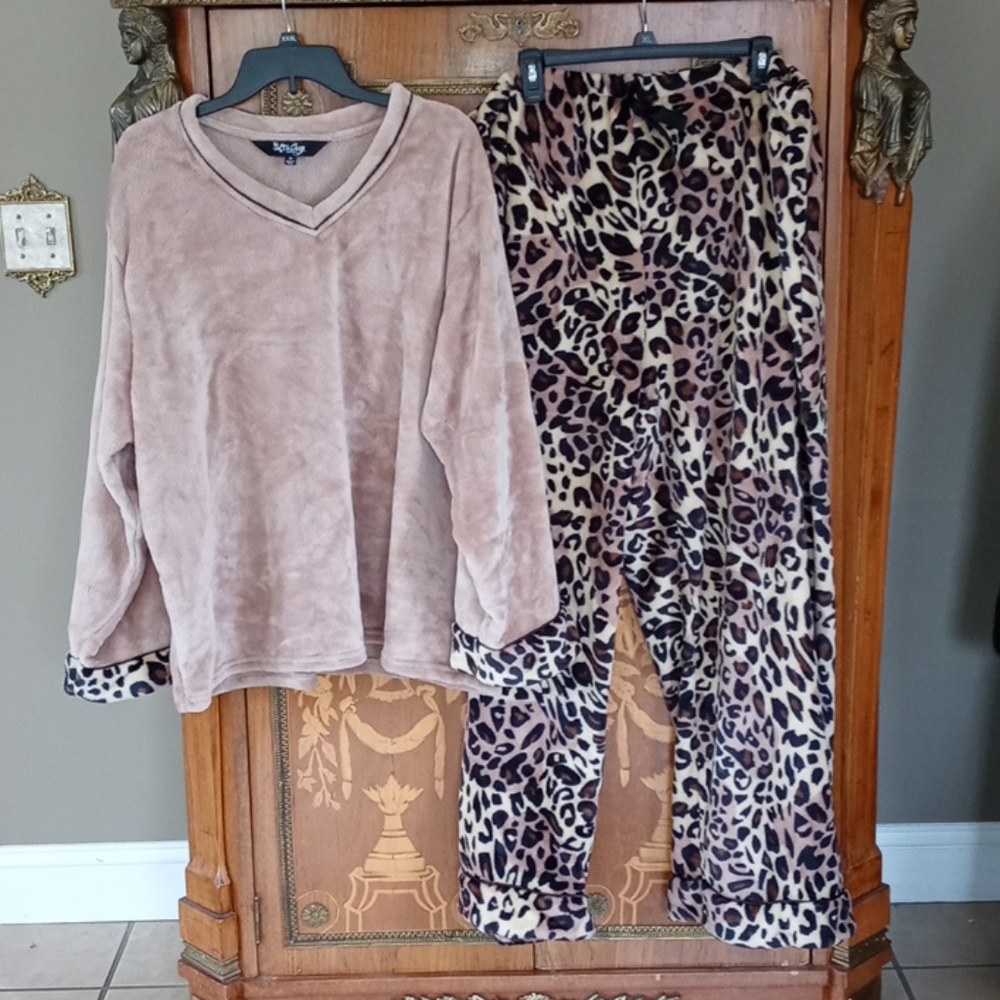 * 0423 Soft & Cozy Leopard Pajama Set